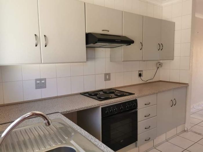 Sonneveld Cluster For Sale: 2 Bedrooms, pet-friendly, secure with outdoor braai.