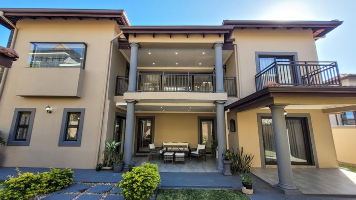 Izinga House For Sale: 4 bedrooms, home office, garden, jacuzzi, and premium kitchen.