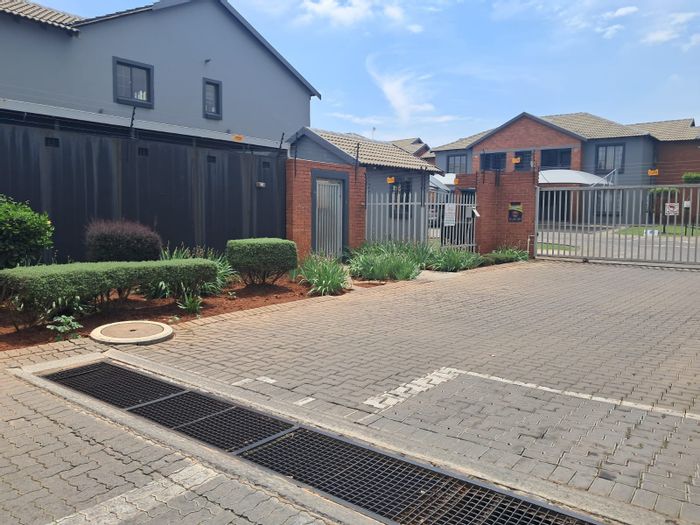 For Sale: Birchleigh Townhouse with 2 Bedrooms, Security, and Built-in Braai.