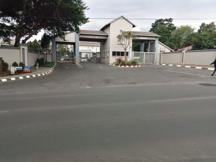 North Riding Townhouse For Sale: 3 Bedrooms, communal pool, entertainment area, secure living.