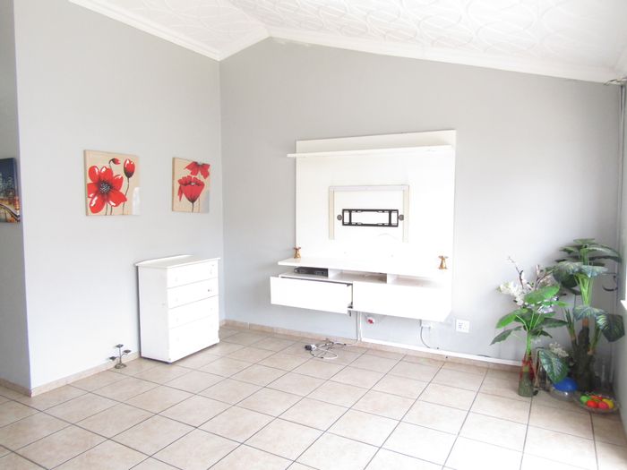 Lyndhurst Apartment To Rent: 3 beds, 2 baths, pool, secure living, private garden.