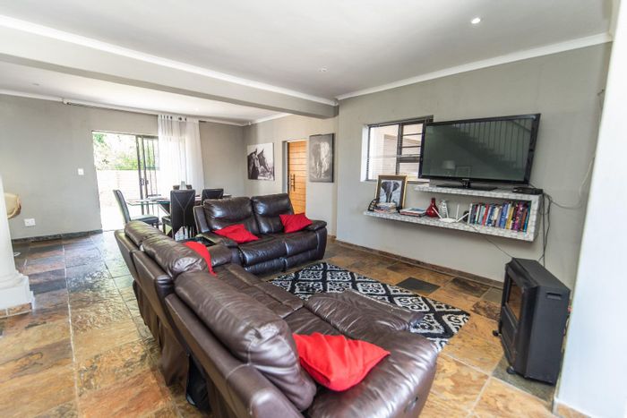 For Sale: 4-Bedroom House in Humewood with Garden and Double Garage.