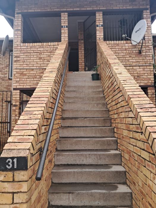 For Sale: Glen Marais Townhouse with 2 Bedrooms, Garage, and Secure Complex Amenities.