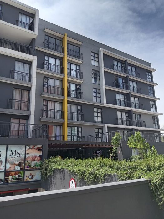 Umhlanga Ridge Apartment To Rent: Pool, secure parking, ideal for singles or couples.