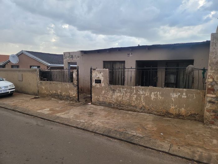 Mapetla House For Sale: 3 Bedrooms, 4 Outside Rooms, Secure Parking, Income Potential.