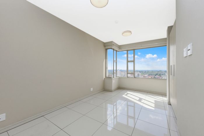 Rosebank Apartment To Rent: 2 beds, 2 baths, balcony, near amenities and transport.