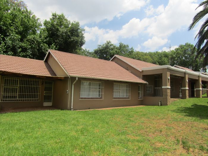 Lyndhurst House For Sale: 4 beds, maids room, large yard, double garage.