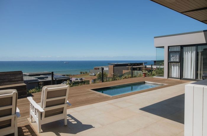 House To Rent in Umdloti Beach: 4 en-suite bedrooms, pool, clubhouse, and sea views.