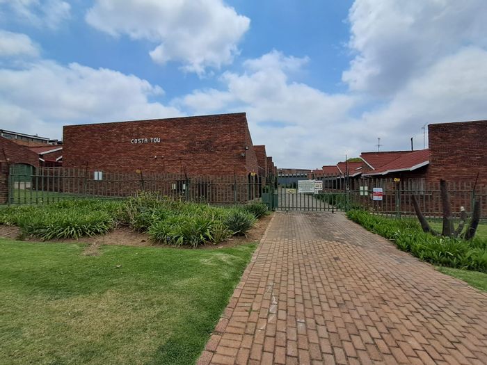 Birchleigh Townhouse For Sale: 3 beds, pet-friendly, pool, private garden, secure access.