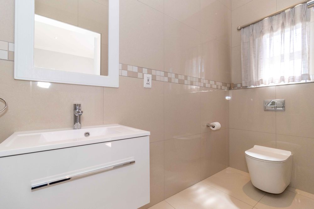 En-suite basin and toilet