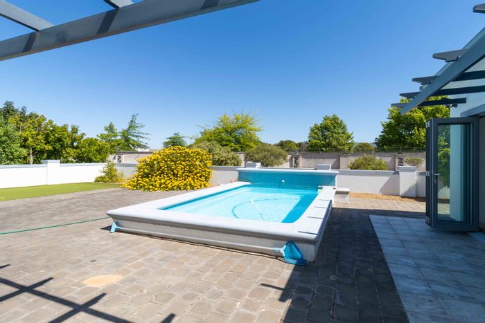 For Sale: House in Val de Vie Estate with pool, putting green, and spacious layout.