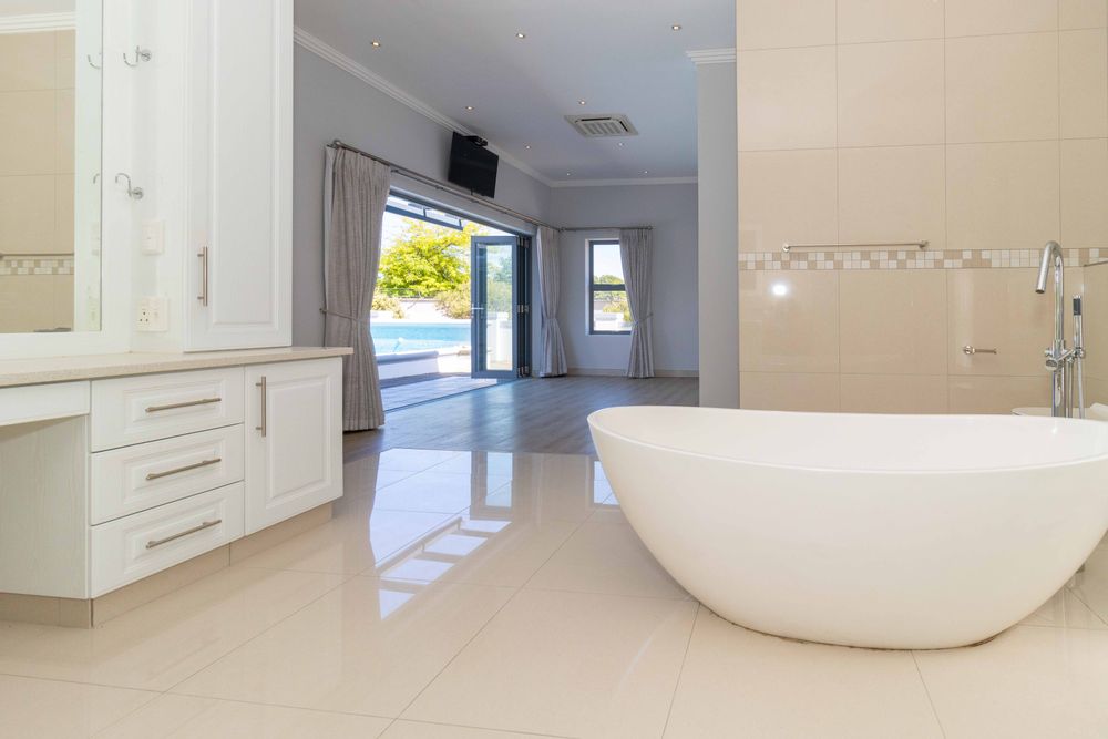 En-suite and main bedroom