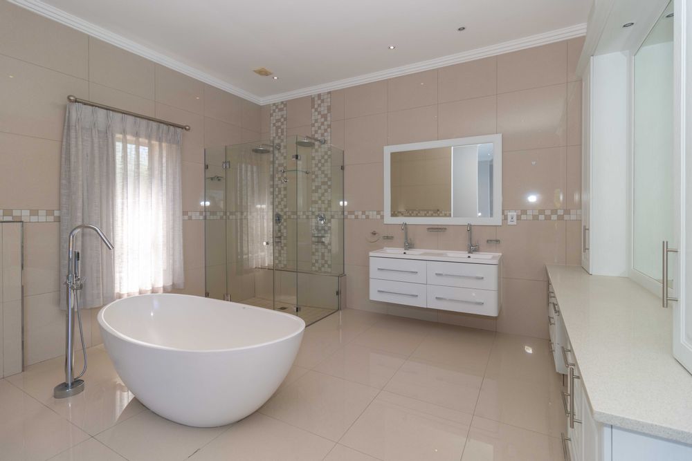 Freestanding bath en-suite