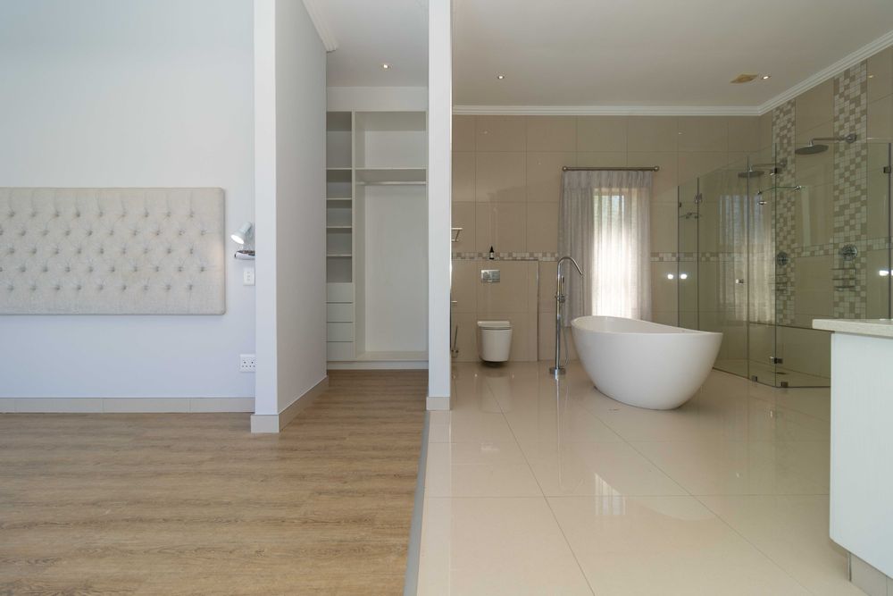 En-suite bathroom to main bedroom