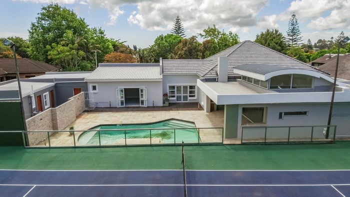 Walmer House For Sale: 4 bedrooms, pool, tennis court, and ample parking.