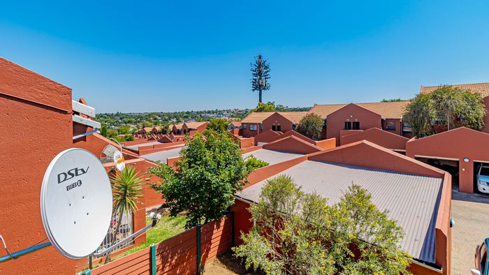 For Sale: 2-bedroom apartment in Vorna Valley with pool, garage, and secure access.