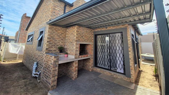 For Sale: 3-Bedroom House in Fairview with Garage and Spacious Lounge.