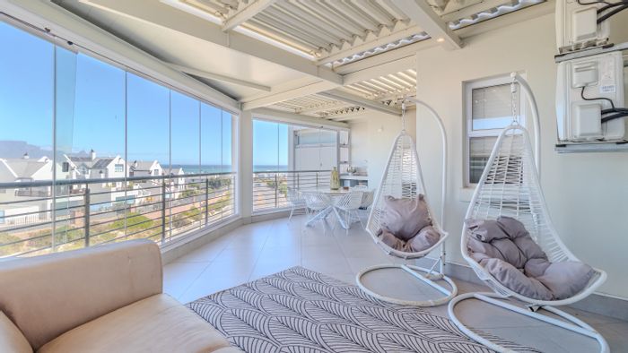 Big Bay Apartment To Rent: 3 bedrooms, ocean views, enclosed balcony, secure estate.