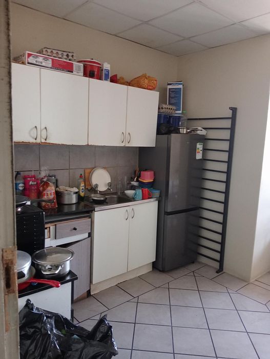 One-bedroom apartment in Durban Central, secure access, rental income, close to amenities. For Sale.