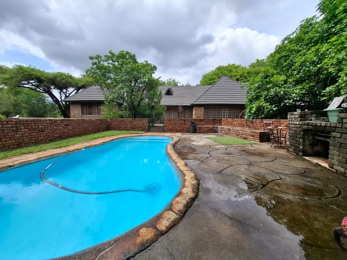 Spacious Mooinooi Central Small Holding For Sale: 4 beds, pool, stables, flat.