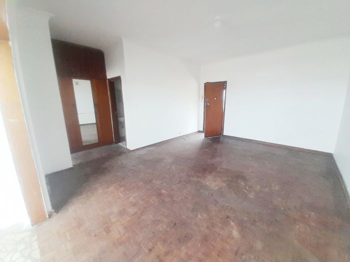 Gqeberha Central Apartment To Rent: Studio, parking, close to amenities, immediate occupation.