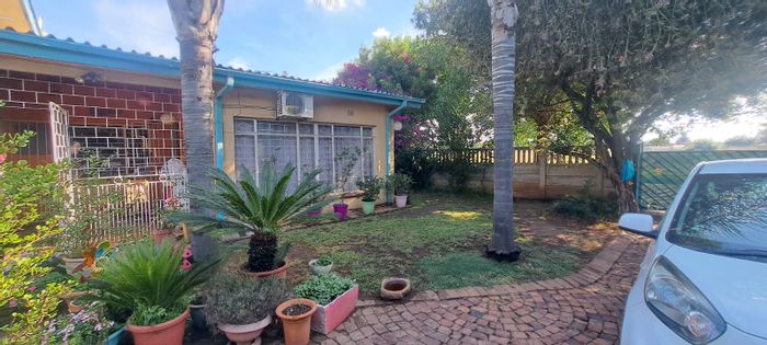 For Sale: House in Brakpan Central with 3 beds, large garden, and security.