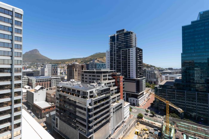 For Sale: Apartment in Cape Town City Centre with rooftop pool and gym access.