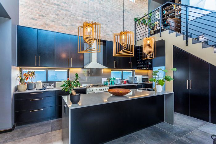 Sagewood House To Rent: 4 beds, heated pool, indoor braai, off-grid living.