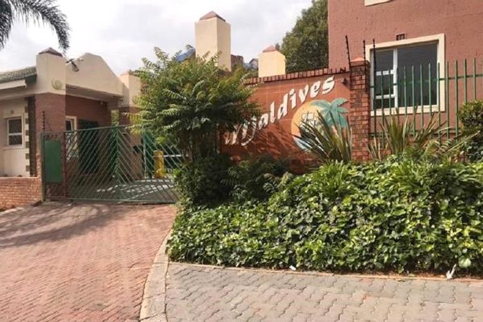 Townhouse To Rent in Winchester Hills with pool access and secure parking.