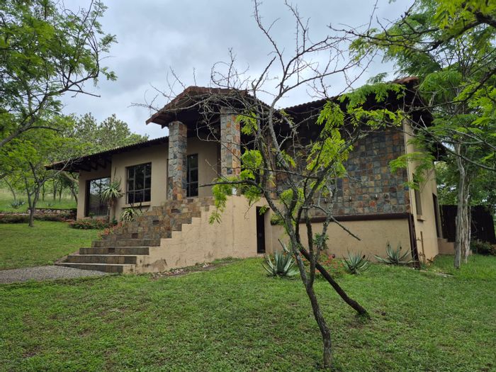 House To Rent in Ntulo Wildlife Estate: 3 Bedrooms, Boma Braai, Carport for 3 Cars.