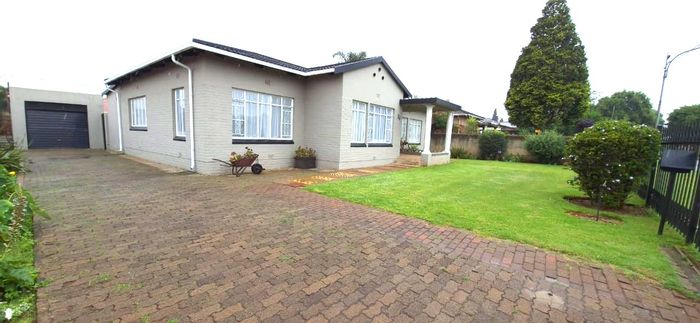 Brenthurst House For Sale: 3 bedrooms, spacious yard, garage, and scullery.