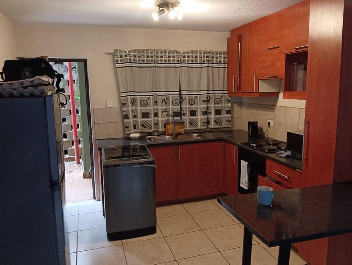 Montclair Apartment To Rent: 2 Bedrooms, garage, estate amenities, near schools.