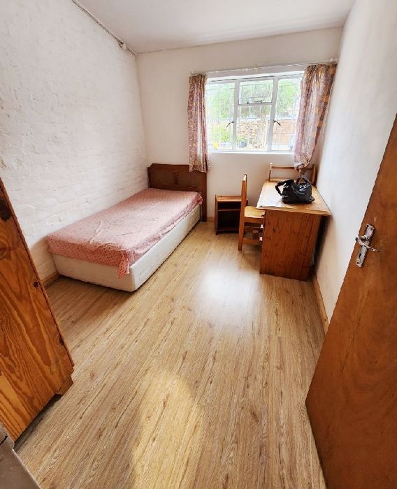 Summerstrand Apartment To Rent: Includes utilities, secure parking, near amenities.