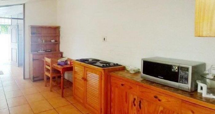 Summerstrand Apartment To Rent: Includes utilities, secure parking, near amenities.