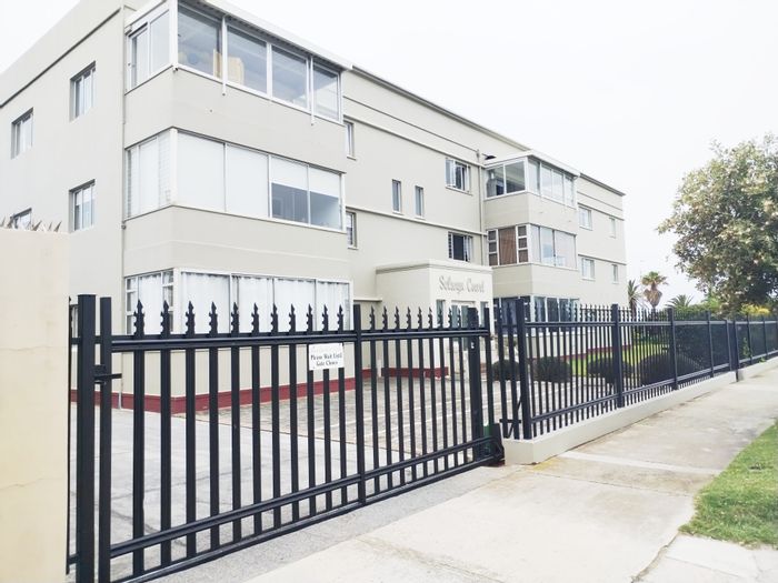 Summerstrand Apartment To Rent: Furnished, communal amenities, close to beach and university.