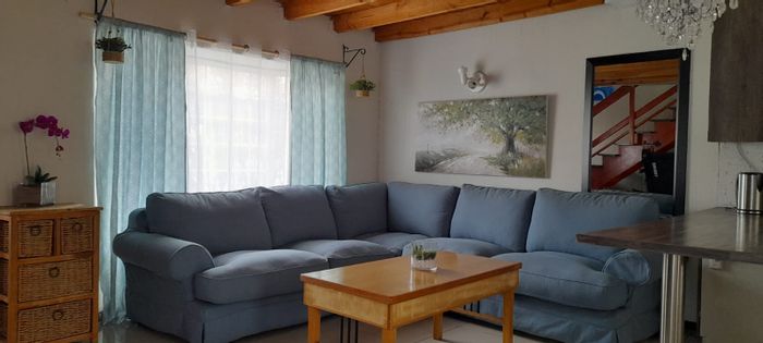 Dalpark Townhouse To Rent: Open-plan living, private backyard, and clubhouse amenities.