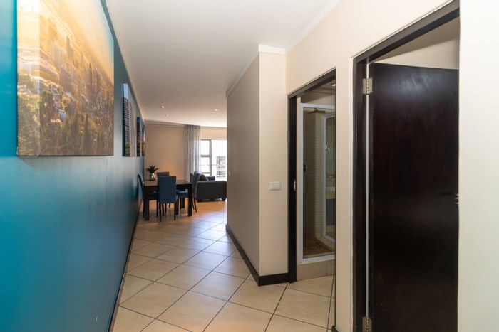 Penthouse Apartment for Sale in Cape Town City Centre with Iconic Views and Amenities.