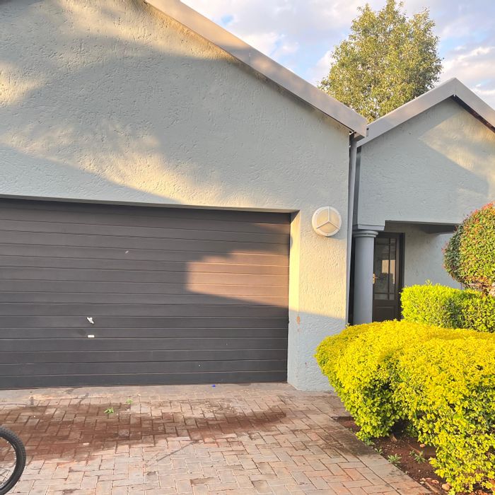 House to Rent in Montana: 3 Bedrooms, 2 Bathrooms, Secure Complex, Nearby Amenities.