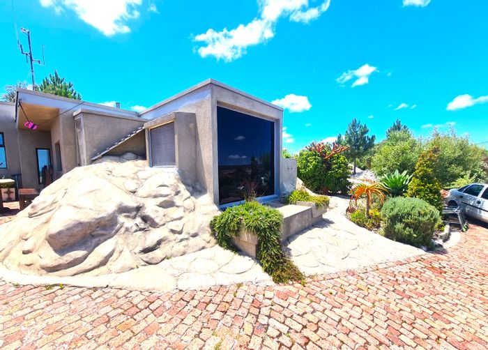 For Sale: House in Baardskeerdersbos Central with expansive erf, off-grid features.