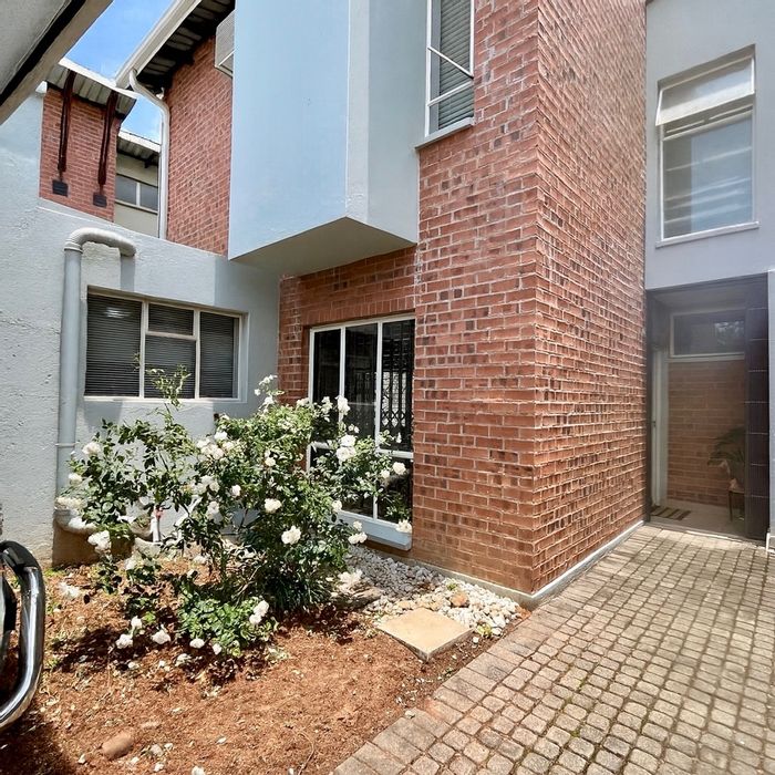 Apartment To Rent in Nelspruit Ext 37: 3 beds, aircon, pet-friendly, garage.