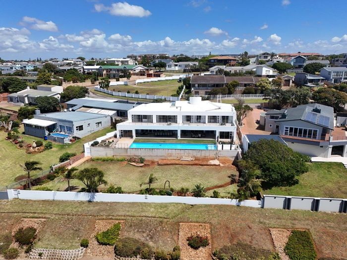 For Sale: Spacious 5-bedroom house in Jeffreys Bay Central with pool and sea views.