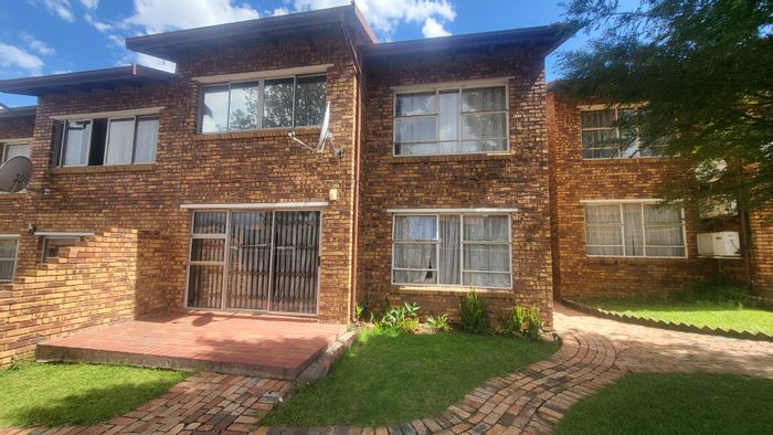 Apartment to Rent in Buccleuch: 2 beds, pool, tennis court, secure access.