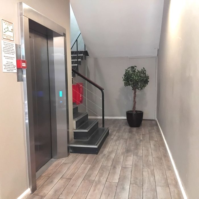 Foreshore Apartment To Rent: Secure studio, central location, easy city access.