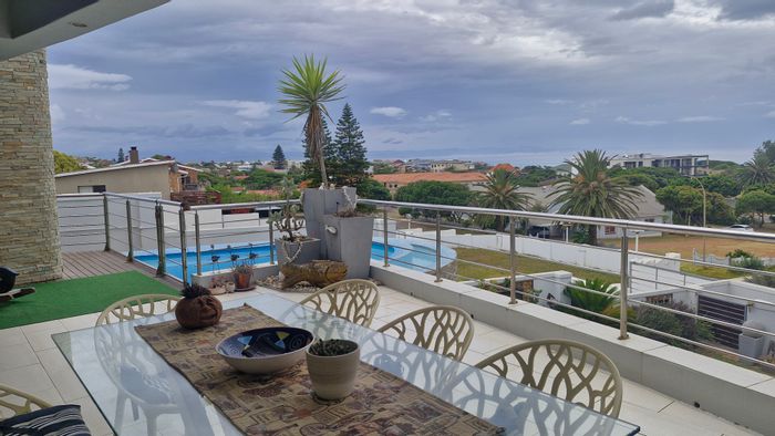 For Sale: House in Jeffreys Bay Central with sea views, pool, and guest suite.