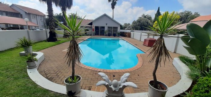 Glen Marais Townhouse To Rent: 2 beds, private garden, pool, kids' play area.