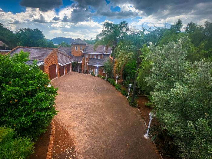 For Sale: Spacious 4-bedroom house in Ifafi with pool, lapa, and ample parking.