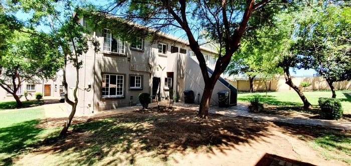 Wilgeheuwel Apartment For Sale: 2 Bedrooms, 1 Bathroom, Secure Complex, Balcony with Braai.