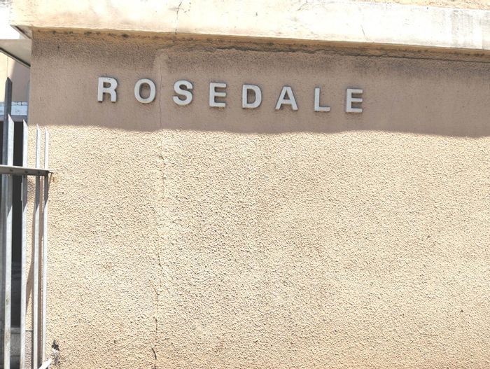 Gqeberha Central Apartment For Sale: Open plan living, balcony, parking bay included.