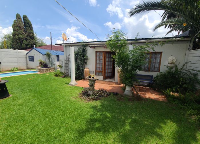 Charming Orange Grove cottage for rent, includes garden views and secure parking.