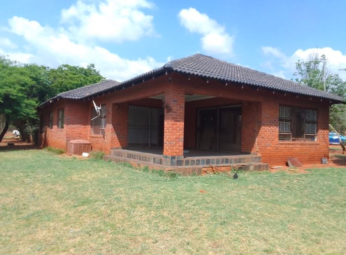 Magaliesburg Small Holding For Sale: Versatile living, income potential, equestrian facilities.